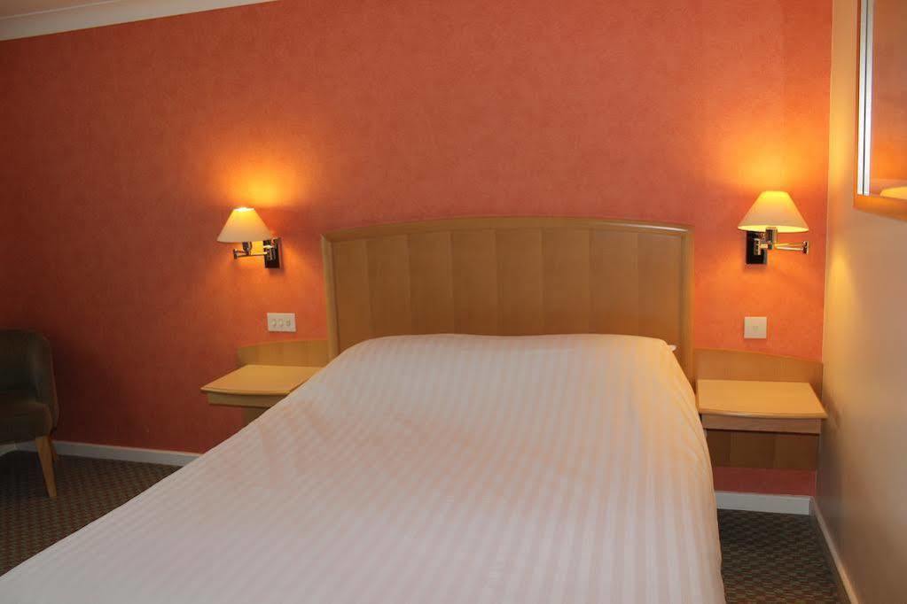 The Wiltshire Hotel, Golf And Leisure Resort Swindon Exterior photo